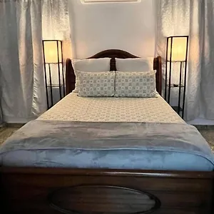Casita 8 Minutes From Crashboat Apartment